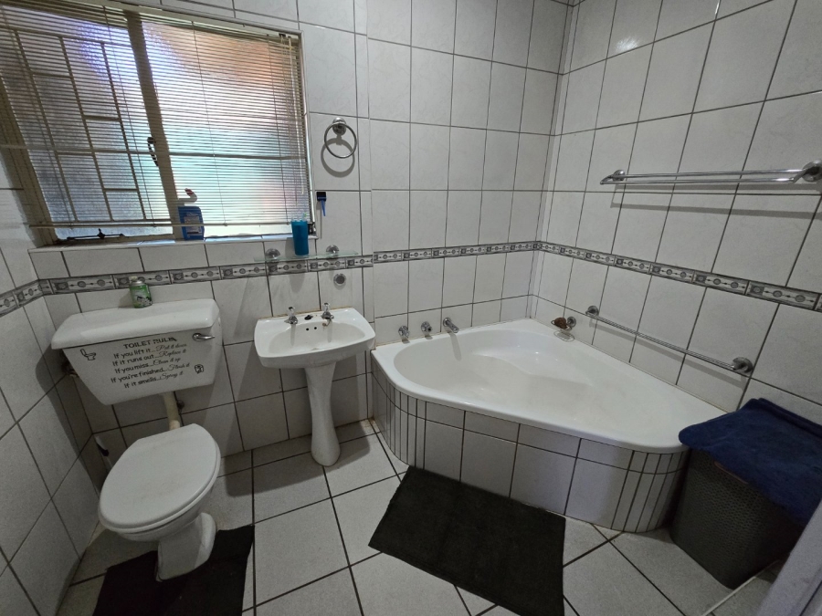 2 Bedroom Property for Sale in Kannoniers Park North West